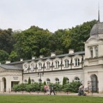 Seniorzy kochają to uzdrowisko. Jesienią park zdrojowy zachwyca 