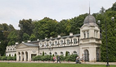 Seniorzy kochają to uzdrowisko. Jesienią park zdrojowy zachwyca 