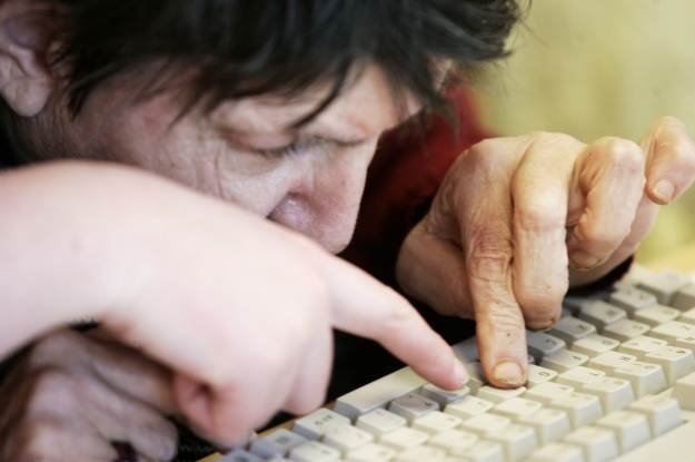 Seniorzy mają problemy z komputerami - to dobrze, że Google chce im pomóc /AFP