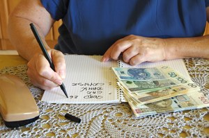 Seniorzy mogą dostać dodatkowe 800 zł. Sprawdź, czy jesteś na liście 