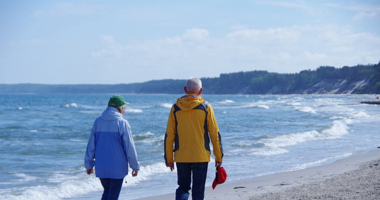 Seniorzy mogą starać się o dofinansowanie między innymi na turnus rehabilitacyjny z PFRON. Jakie warunki muszą spełniać? /East News