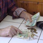 Seniorzy mogę liczyć na wsparcie finansowe. Dzięki niemu opłacą rachunki za prąd