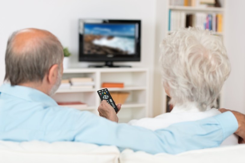 Seniorzy nie powinni przesadzać ze spędzaniem czasu przed telewizorem /123RF/PICSEL