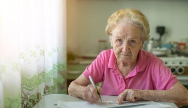 Seniorzy nie znają tego świadczenia. Wystarczy 1 dokument, by wiele zyskać 