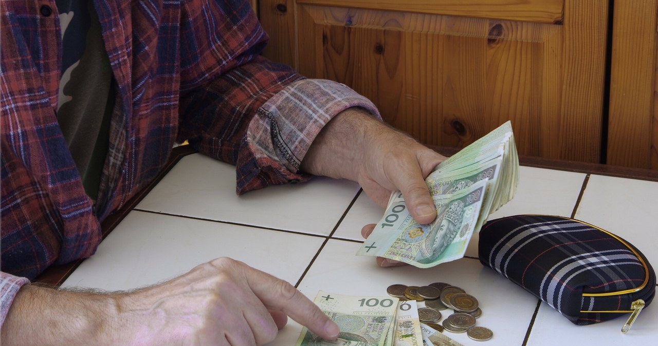 Seniorzy oddają mieszkania za dożywotnie renty. Na ich konta trafiają pokaźne przelewy /Marek BAZAK/East News /East News