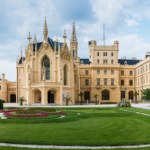 Seniorzy odkrywają to uzdrowisko. Kusi wodami leczniczymi i pałacem z listy UNESCO