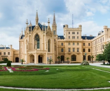 Seniorzy odkrywają to uzdrowisko. Kusi wodami leczniczymi i pałacem z listy UNESCO