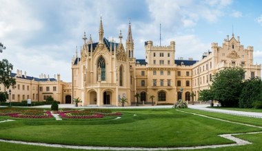 Seniorzy odkrywają to uzdrowisko. Kusi wodami leczniczymi i pałacem z listy UNESCO