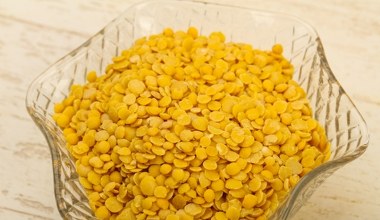 Seniorzy powinni jadać regularnie. Chroni przed miażdżycą, hamuje skoki cukru i poprawia pamięć