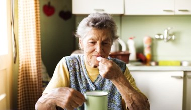 Seniorzy powinni jeść regularnie. Poprawia odporność i opóźnia starzenie się 