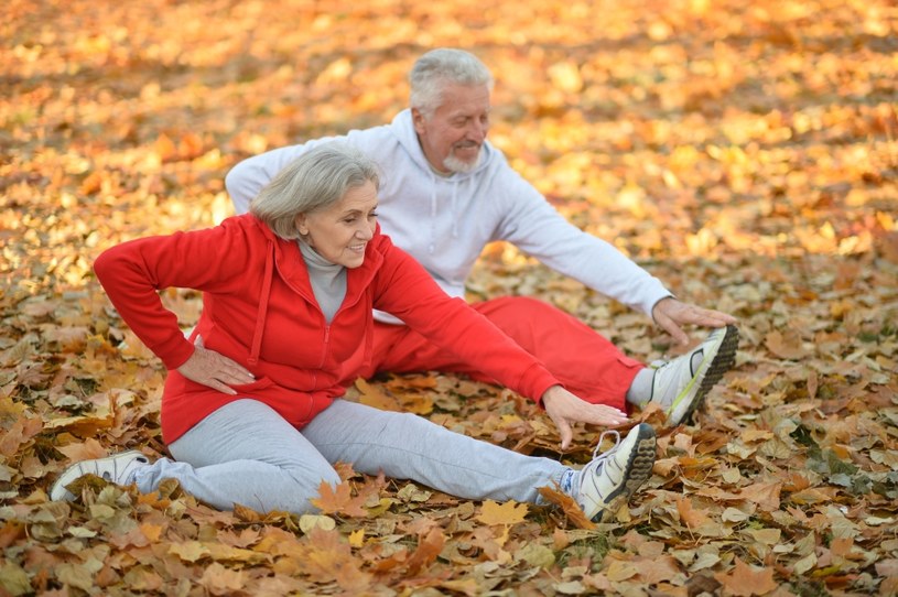 Seniorzy powinni pamiętać także o ćwiczeniach wzmacniających mięśnie minimum dwa razy w tygodniu. /123RF/PICSEL