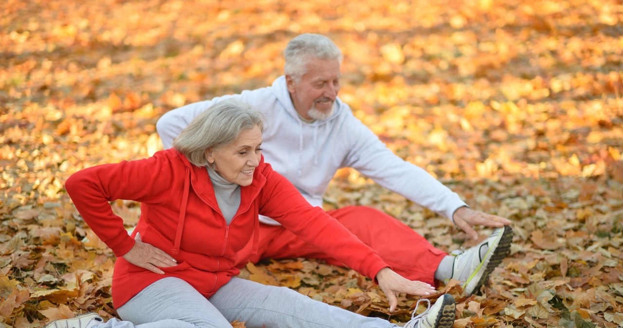 Seniorzy powinni pamiętać także o ćwiczeniach wzmacniających mięśnie minimum dwa razy w tygodniu. /123RF/PICSEL