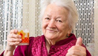 Seniorzy powinni pić kilka razy w tygodniu. Wspiera serce i obniża ciśnienie