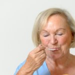 Seniorzy powinni pić łyżeczkę dziennie. Chroni przed demencją i wzmacnia serce