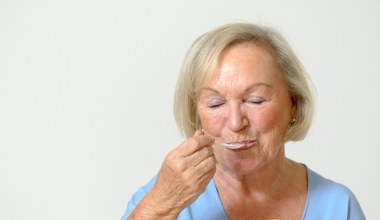 Seniorzy powinni pić łyżeczkę dziennie. Chroni przed demencją i wzmacnia serce