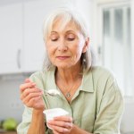 Seniorzy powinni to jeść na śniadanie w upały. Zdrowe i dobrze nawadnia