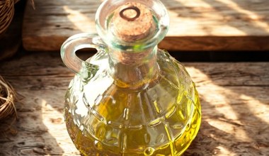 Seniorzy powinni włączyć do diety. Ten olej czyści tętnice ze złogów, chroni serce i przyspiesza metabolizm