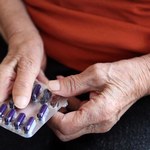 Seniorzy przepłacili w tym roku za leki ponad 100 mln zł. Zakaz reklam aptek uderza w pacjentów