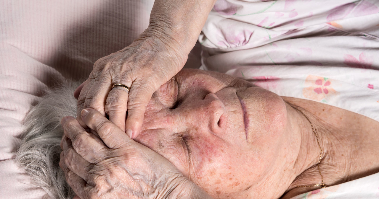 Seniorzy są grupą szczególnego ryzyka, także w przypadku ewentualnych powikłań /123RF/PICSEL