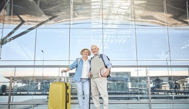 Seniorzy skorzystają z tej usługi za darmo. Specjalne ułatwienia na lotnisku