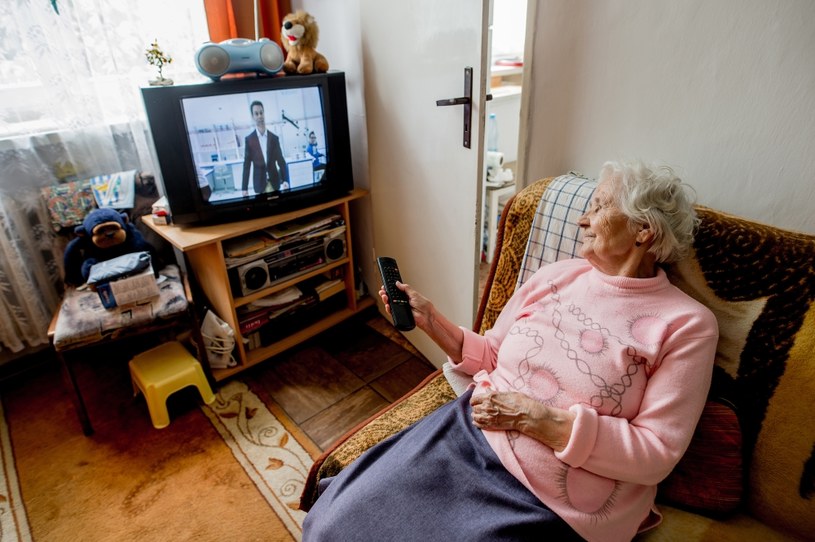 Seniorzy spędzają wiele czasu przed telewizorem /Daniel Dimitriev /Agencja FORUM