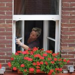 Seniorzy w Poznaniu mogą zamówić umycie okien. Za darmo