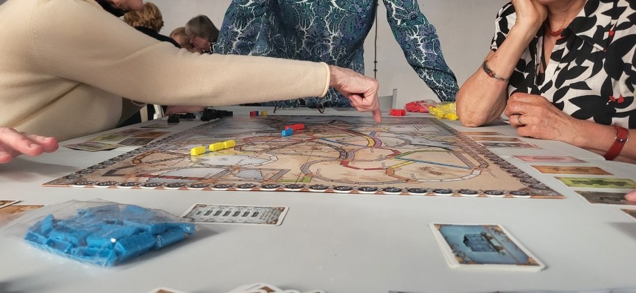 Seniorzy w Srebrnym Fyrtlu mogą m.in. zagrać razem w gry planoszowe. /Beniamin Piłat /RMF FM - reporter