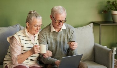 Seniorzy zacierają ręce. ZUS w środę zaczyna wysyłać 1978,49 zł bez wniosku