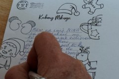 Seniorzy ze Stowarzyszenia Wolontariat Św. Eliasza piszą listy do Świętego Mikołaja 