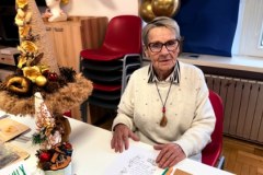 Seniorzy ze Stowarzyszenia Wolontariat Św. Eliasza piszą listy do Świętego Mikołaja 