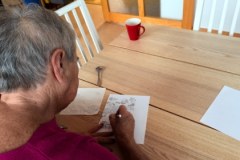 Seniorzy ze Stowarzyszenia Wolontariat Św. Eliasza piszą listy do Świętego Mikołaja 