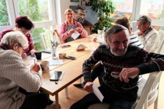 Seniorzy ze Stowarzyszenia Wolontariat Św. Eliasza piszą listy do Świętego Mikołaja 