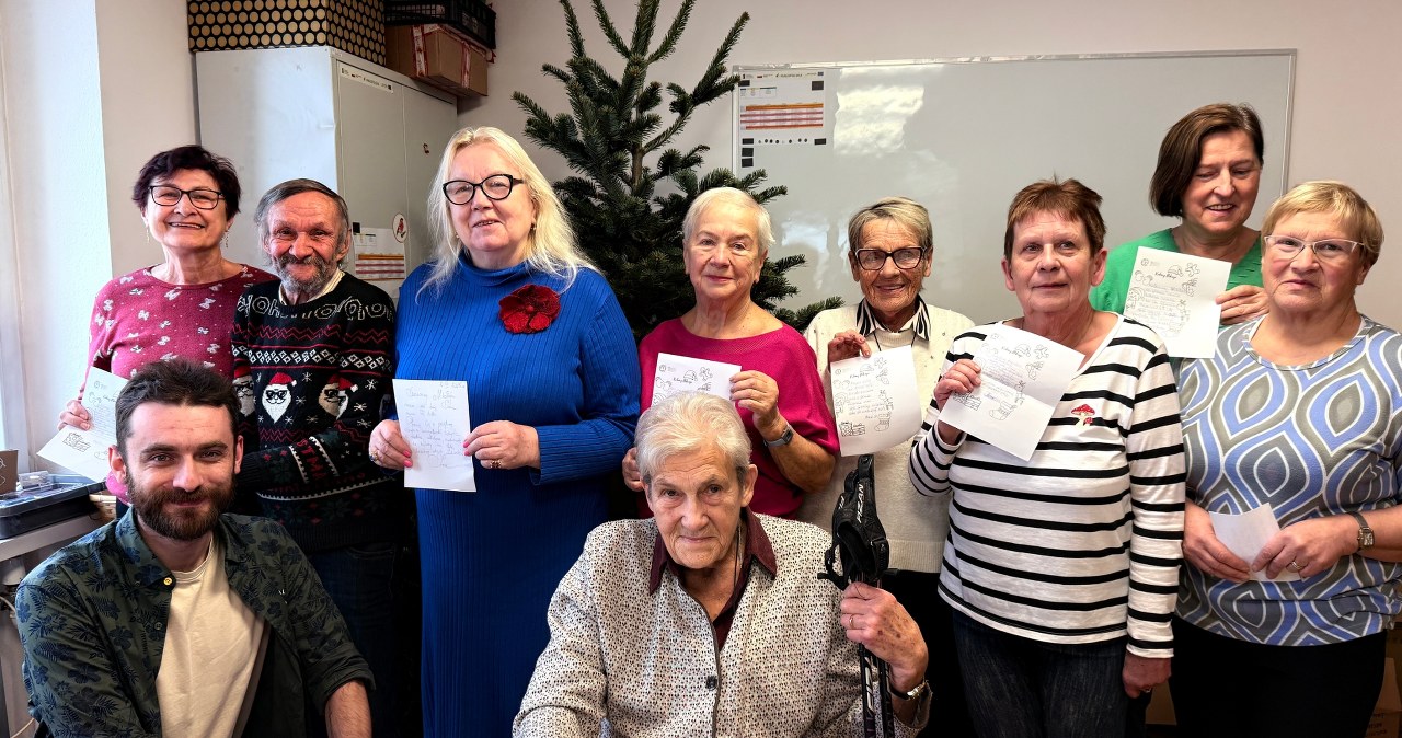 Seniorzy ze Stowarzyszenia Wolontariat Św. Eliasza piszą listy do Świętego Mikołaja 
