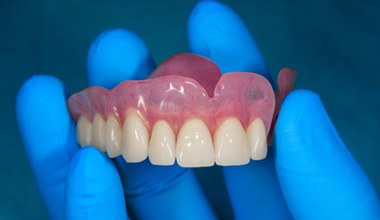 Seniorzy zrobią to u dentysty za darmo. Wiele osób o tym nie wie