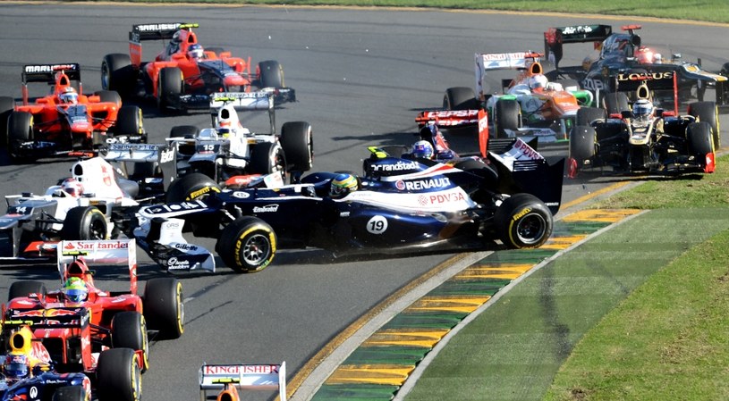Senna pechowo zaczął wyścig o GP Australii /AFP