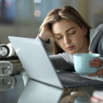 brak energii Senność bywa objawem. Taki sygnał może wysyłać tarczyca czy wątroba