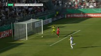 Sensacja była blisko, ale co zrobił bramkarz. Fatalna pomyłka. WIDEO (Eleven Sports)