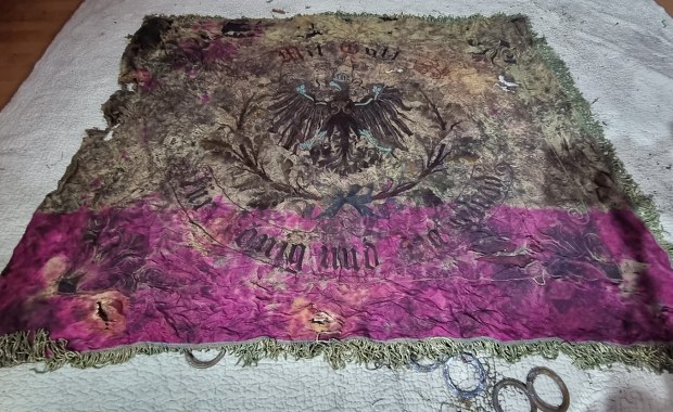 Sensacja w Świnoujściu. Pielili grządkę, wykopali pruski sztandar