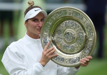 Sensacyjna zwyciężczyni Wimbledonu. Marketa Vondrousova pokonała Ons Jabeur