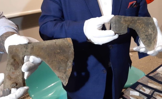 Sensacyjne odkrycie pod Grunwaldem! W ziemi były dwa topory bitewne z 1410 roku 