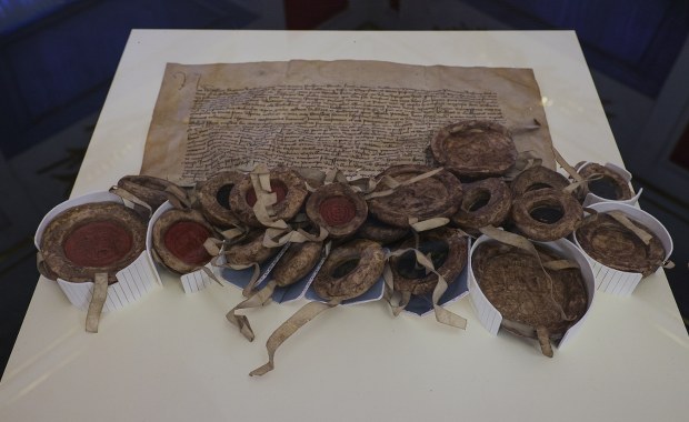 Sensacyjny powrót: Bezcenne dokumenty polskiej historii znów w Warszawie