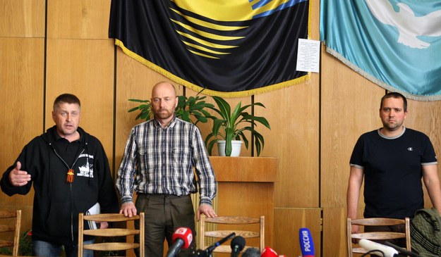 Separatyści w Słowiańsku zorganizowali konferencję prasową, na której uprowadzeni oświadczyli, że czują się dobrze /IGOR KOVALENKO /PAP/EPA