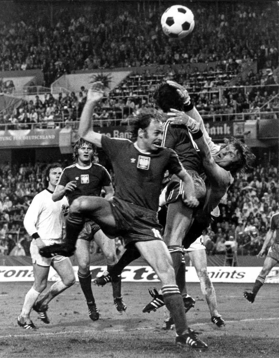 Sepp Maier kontra Grzegorz Lato, Lesław Ćmikiewicz i Jerzy Gorgoń /Manfred Rehm/DPA    /PAP/EPA