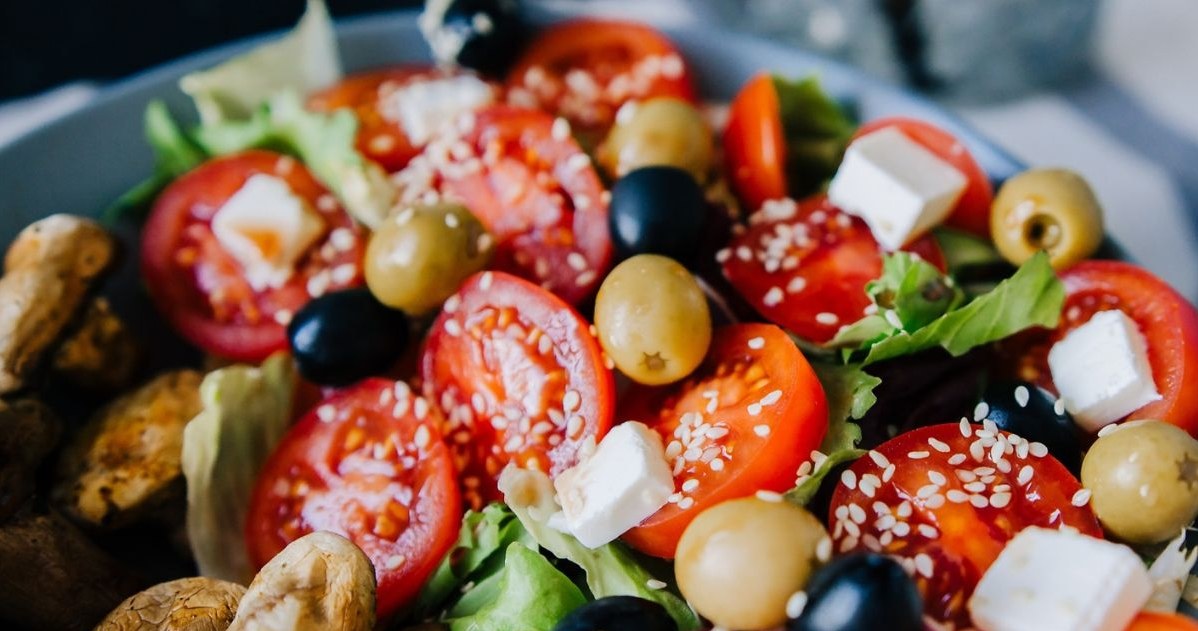 O queijo feta é a adição mais importante da salada grega clássica /123rf /foto