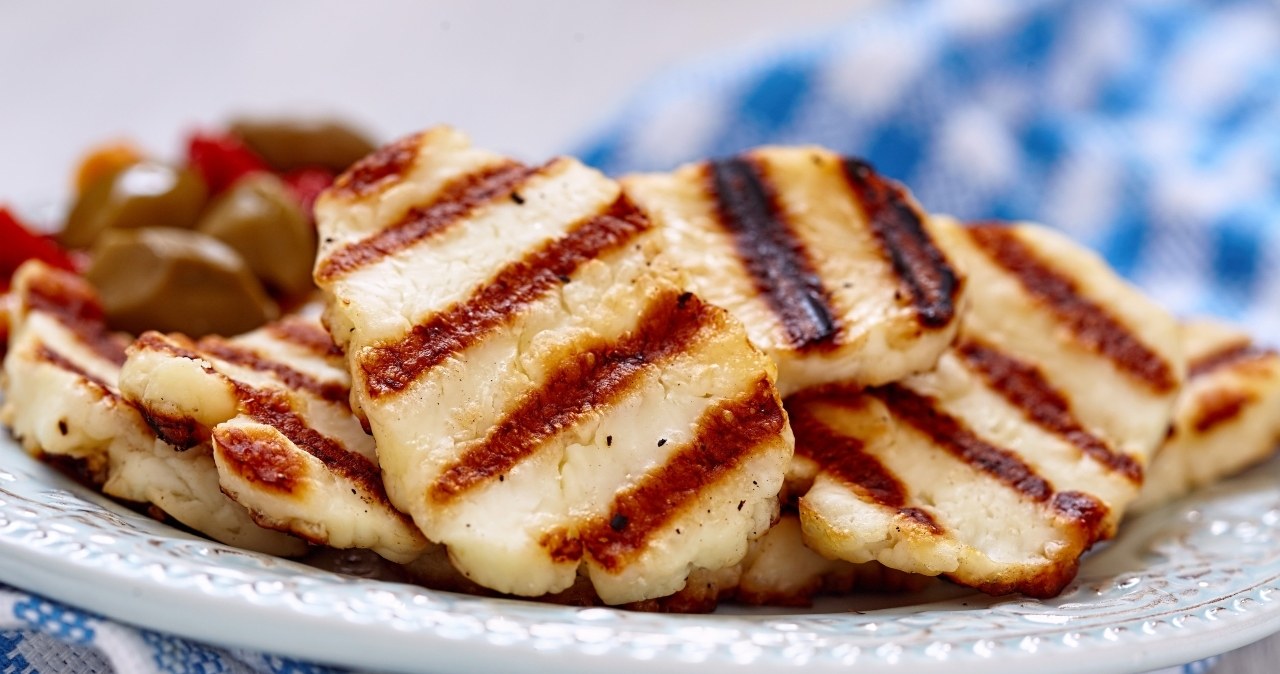 Ser halloumi to jeden z najsłynniejszych przysmaków Cypru. Podobno najlepiej smakuje po ugrillowaniu /123RF/PICSEL