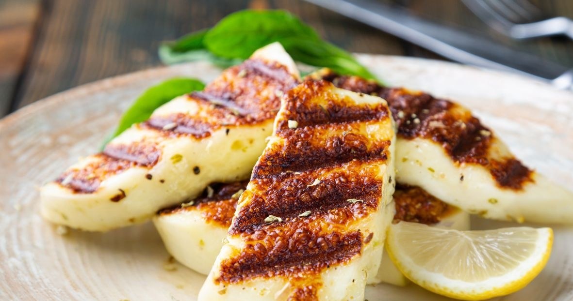 Ser halloumi z grilla to jedna z najpopularniejszych wegetariańskich przekąsek /Rus32 /Canva Pro
