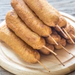 parówki Ser mozzarella i parówka na patyku obtoczone w ziemniakach. Koreański street food w domu