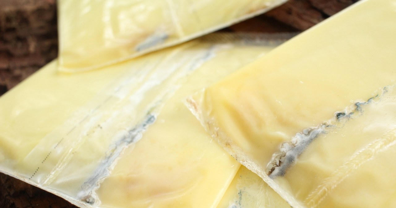 Ser topiony to najgorszy dodatek do chleba. Dietetycy często przed nim ostrzegają, bo choć jest smaczny, jego właściwości pozostawiają wiele do życzenia /123RF/PICSEL
