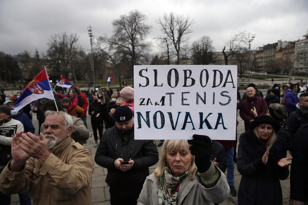 Serbowie w Belgradzie domagają się uwolnienia Novaka Djokovicia /PAP/EPA