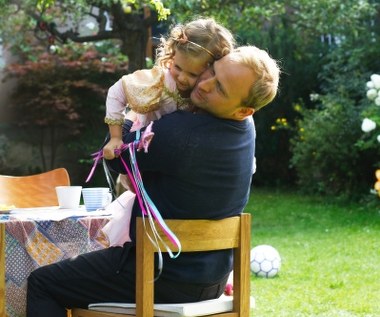 "Serce nie sługa" jest filmem o miłości, ale nie jest klasyczną komedią romantyczną. Skala emocji i uczuć jest w nim nieporównywalnie większa. Będzie dużo śmiechu, ale też cały ogrom wzruszeń, a miejscami nawet łez. Czyli bardzo prawdziwie - jak w życiu, gdy kochamy całym sercem - mówi o filmie reżyser, Filip Zylber.